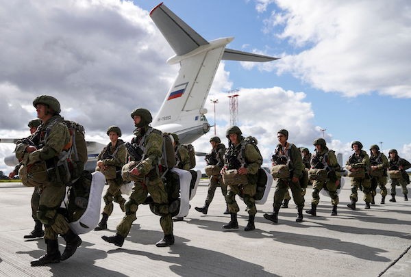 俄再增1.2萬兵力！15萬大軍壓境烏克蘭　空中武力擴大2倍 。圖片來源：ettoday